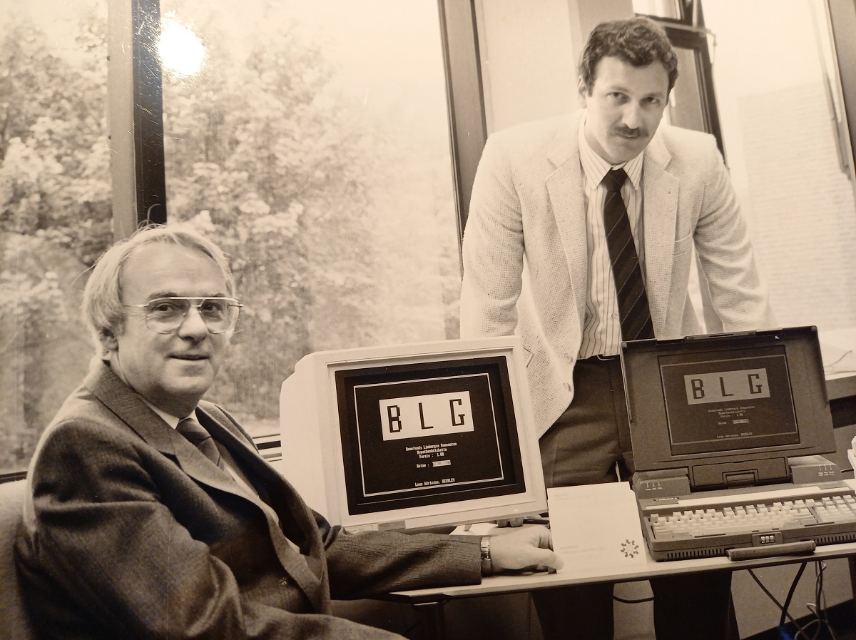 Léon Adriaens (r) in de tijd van de ontwikkeling van een digitale tool om een maximale hypotheek te berekenen. Op floppy. Samen met zijn toenmalige leidinggevende de heer Montforts.